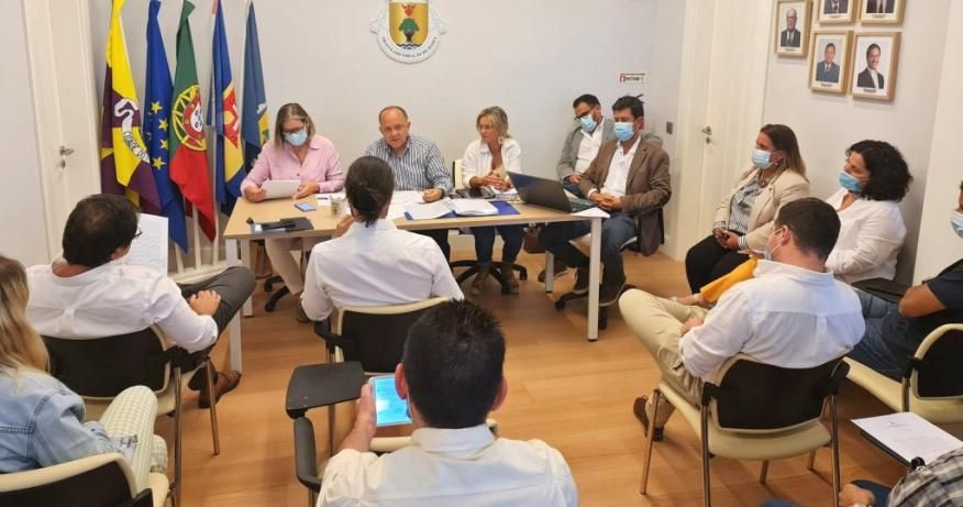Revis&atilde;o or&ccedil;amental e regulamentos aprovados sem votos contra