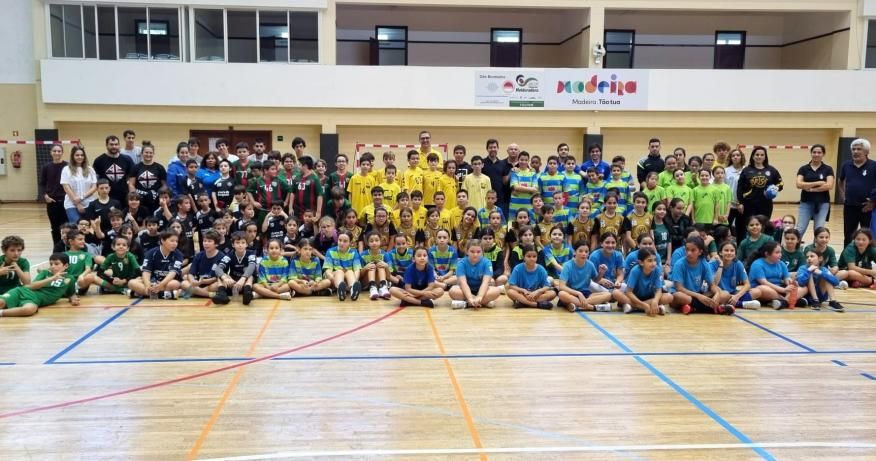 150 crian&ccedil;as jogaram andebol no anivers&aacute;rio do Imaculado